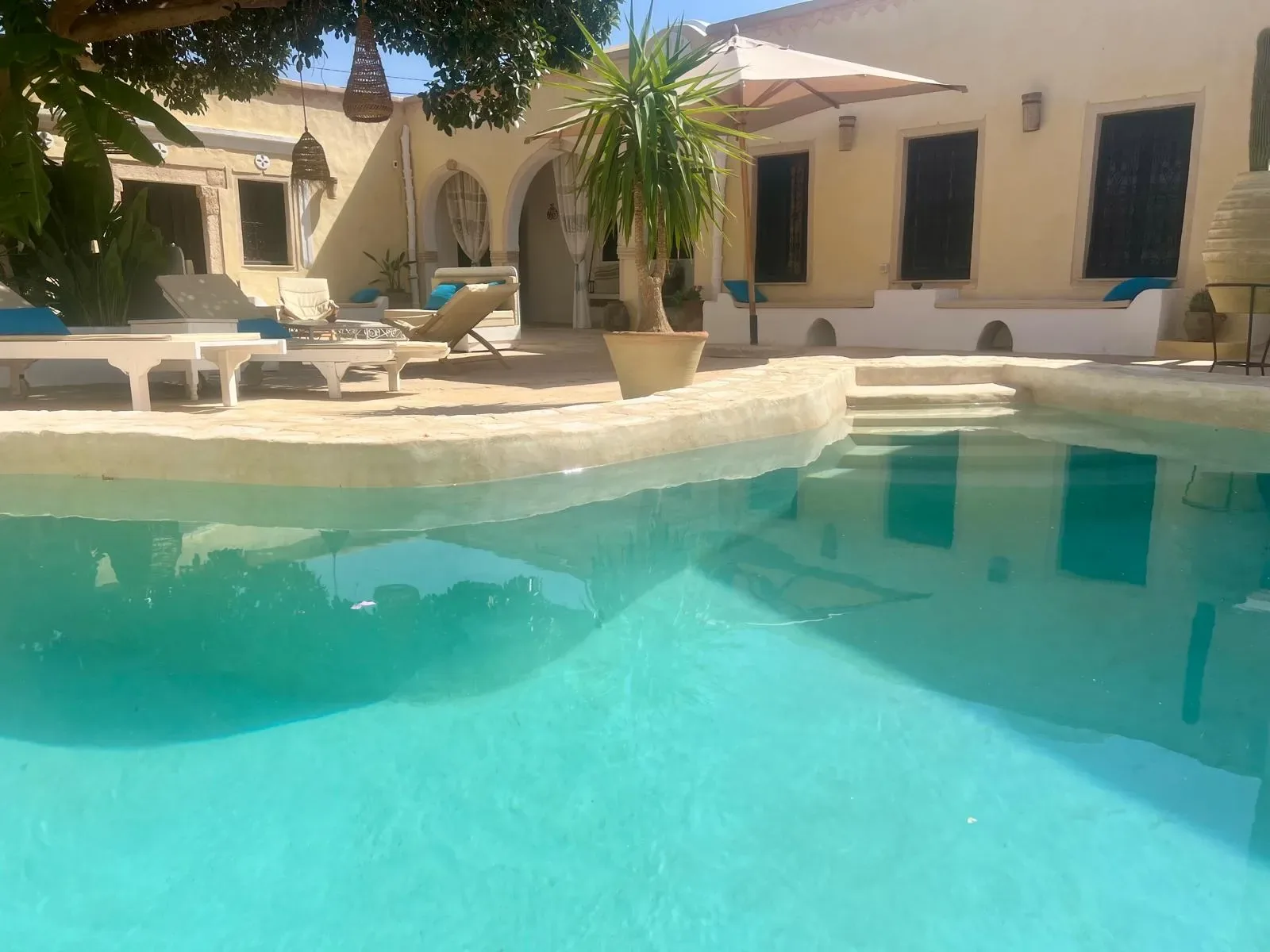Maison d'hôtes Houch Serenity à Djerba avec piscine et palmiers